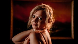 AgathaKlouin live webcam model thumbnail