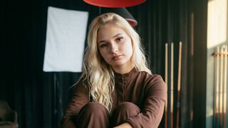 Alice Mallory long hair cam girl