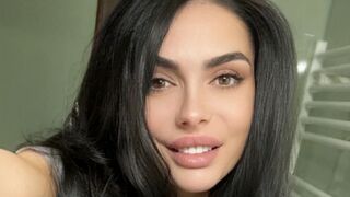 Amalia Amm long hair private chat