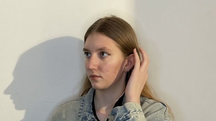 AmiEllert online cam room profile image