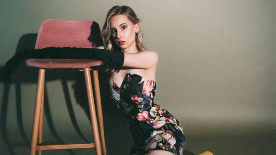 AngelikaLarson live model chat profile image