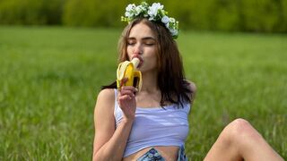 AnnaWell webcam model chat thumbnail