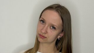 AundreaMoczo live stream model thumbnail