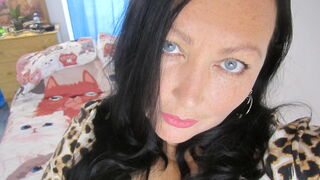 Aura Crina mature natural cam model