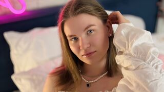 AuroraJames live cam room thumbnail