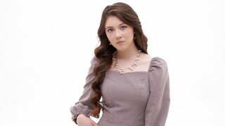 Bella Caramel live female webcam model