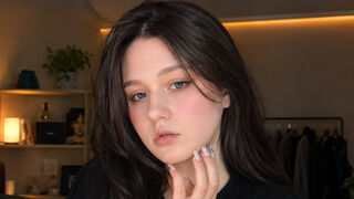 BellaMaklean live model chat thumbnail