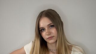 Candi Malott manicure cam preview