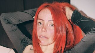 Carolina Kis red hair cam room