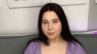 Charli Bloom Arabic speaking model