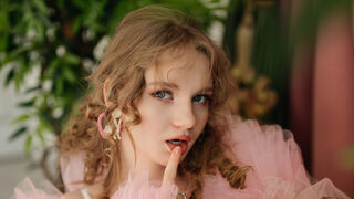 Chloe Millis blue eyes webcam girl