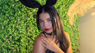 Cloe Arcia bob cut webcam girl