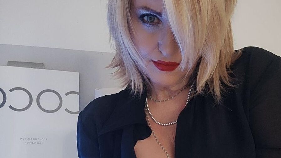 CorinneDior cam chat room profile image