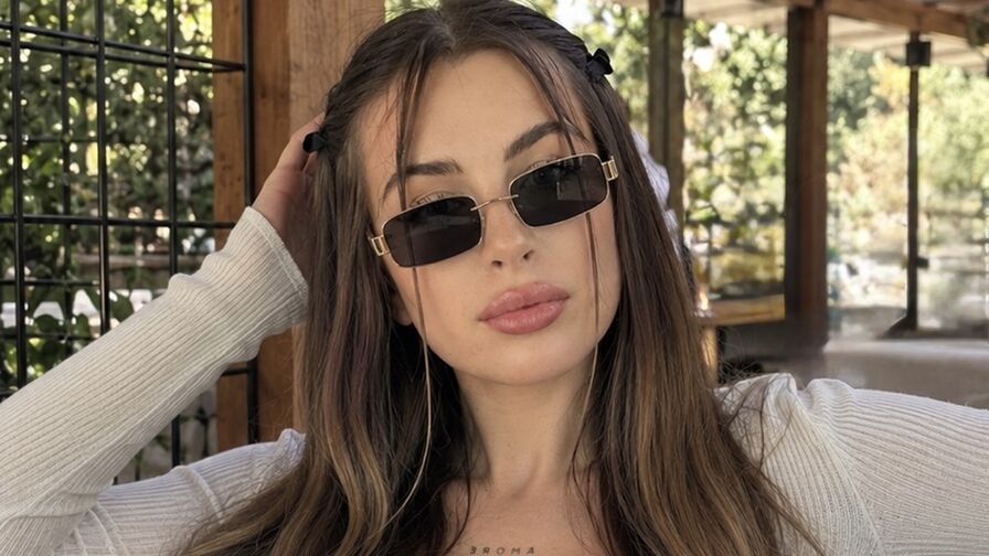 DariiaBella adult model chat profile image