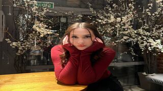 Eartha Blaise busty athletic cam model