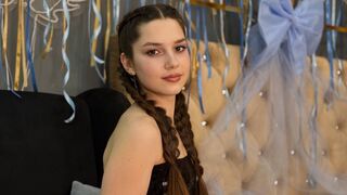 Eli Swann live female webcam model