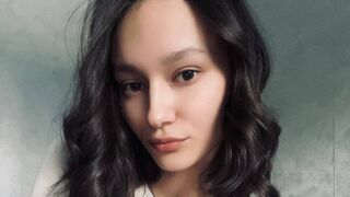 Eliana Adelizzi long nails webcam girl