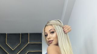 Ella live blonde cam