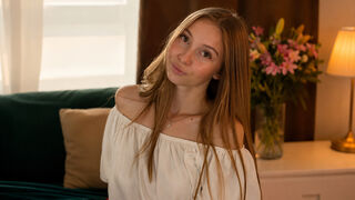 Ella Ayalon blonde cam girl