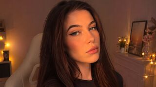 EllieBamber private chat room thumbnail