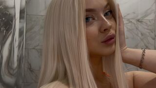 Elsa Barbie live webcam performance