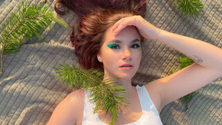 Elza Blis redhead webcam model