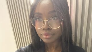 EmelyDebbi cam show profile thumbnail
