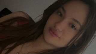 Emilia Peach live cam room preview