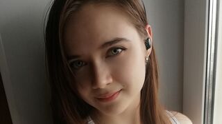 EmilieMollo webcam chat room thumbnail