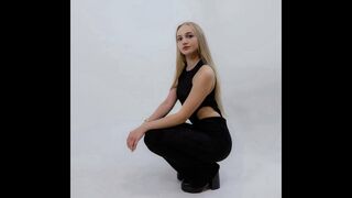 EmilyMontclaire live cam room thumbnail