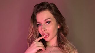 Eva Ellies piercing green eyes cam