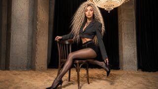 Eva Elvish golden hair cam girl