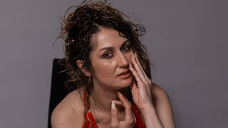 Eva Friend brunette with green eyes cam