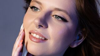Freya Vey cleavage webcam girl