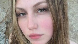 Frieda Jane busty webcam model