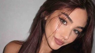 Hannah Reynoldss busty live cam model