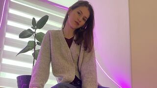 Hilary Yonkers LJ brunette webcam model