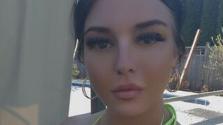 HollyComming live stream model thumbnail