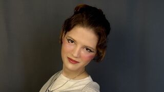 Iris Kemp busty live cam model