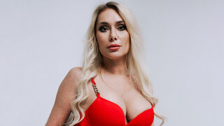 Isadora Dunkan busty athletic cam model