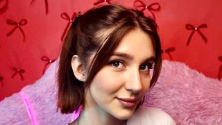 Isla Montgomery natural short hair cam girl