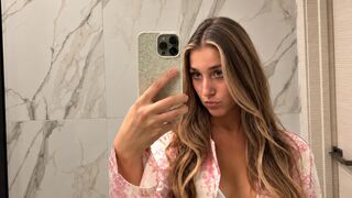 JohnieBritton cam room profile thumbnail