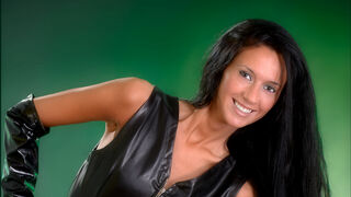 Justine Glow live adult webcam model