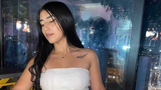 KattiMoretti private cam room thumbnail