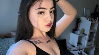 Kita Tomson eye contact webcam model