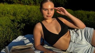 KrystalLaaz cam room profile thumbnail