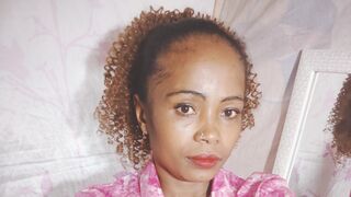 Layah Morgane public girl cam room