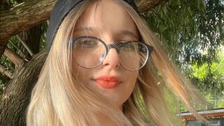 Leslie Bloom long hair high heels cam