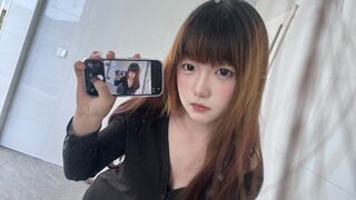 LianaZowie live stream model thumbnail