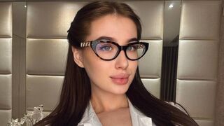 LilyColiins private chat room thumbnail